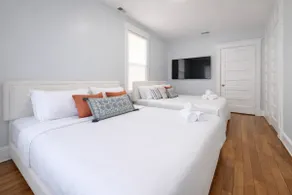 Central Apt mins from NY| King Bed| W&D| Backyard| - Image 5