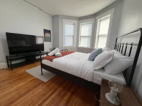 Central Apt mins from NY| King Bed| W&D| Backyard| - Image 3