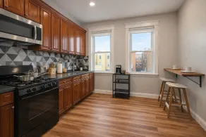 Central Apt mins from NY| King Bed| W&D| Backyard| - Image 2