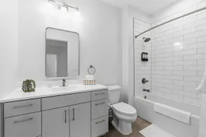 University Circle | Sleeps 6, Free Park, W/D & GYM - Image 4
