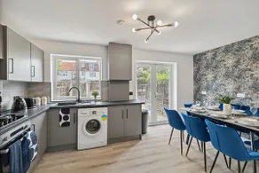 Large 5Bed House London Next CUH Free Parking - Image 2