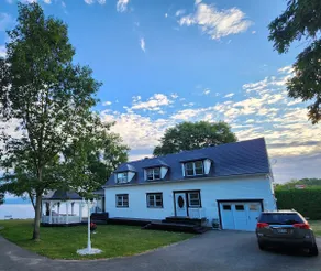 Lakeside house with beach - Image 2