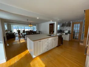 Lakeside house with beach - Image 3