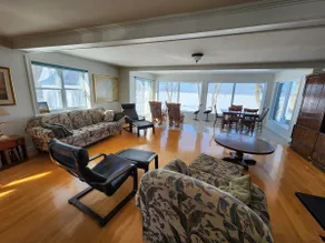 Lakeside house with beach - Image 4