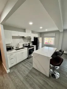 Upscale 2 bedroom close to Niagara Falls! - Image 2