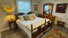 Spacious downtown oasis, free parking & laundry - Image 3