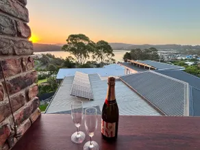 Central, stunning water views, sauna and firepit - Image 2