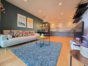 London Modern 2Bed 2Bath Flat with Parking Fast WiFi Sleeps 6 - Image 2