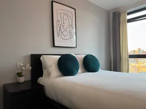 London Modern 2Bed 2Bath Flat with Parking Fast WiFi Sleeps 6 - Image 4