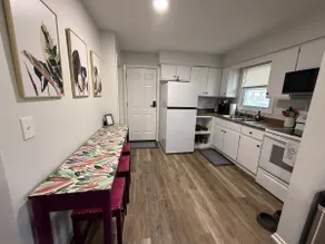 The Rosebud - Pet Friendly Duplex near Downtown - Image 2