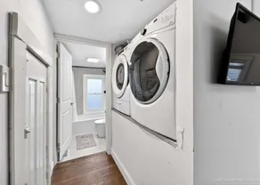 Spacious, Chic, Central - Image 5