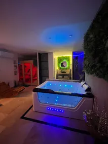 The Love Suite: Private Spa & Sauna - Image 3