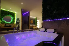 The Love Suite: Private Spa & Sauna - Image 2