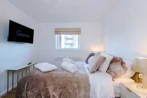 Stylish MCR 1BR Apt Etihad Coop Live Parking - Image 4