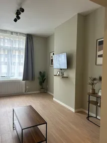 Elegant renovated apartment 2 bedrooms close to transport - Image 3