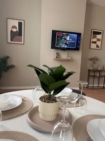 Elegant renovated apartment 2 bedrooms close to transport - Image 2