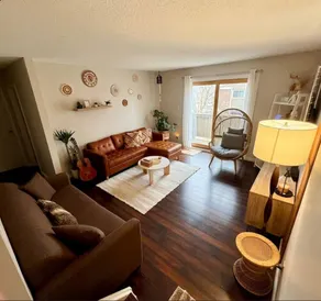 Cozy Townhouse Near Everything in Saskatoon - Image 5