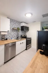 Rare Find 2BR near Palm Beach | Hot Tub - Image 5