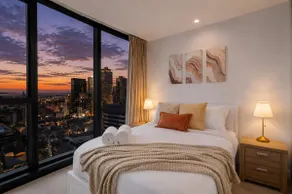 Luxury CBD Skyline Apartment - Pool, Gym & Sauna - Image 3