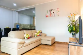 Spacious Apartment Near the Airport | Pet Friendly - Image 2
