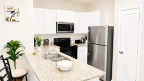 [KW1] NEW 3 King BR | Parking + Fully Stocked - Image 3
