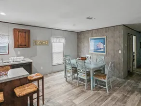 Quiet & Large Home Close to Shopping & Beaches - Image 4