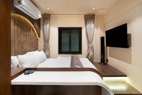 Amber 1BHK in Khar W by Square One Stays - Image 2