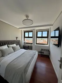 Exclusive 7th floor apartment in Plaza de España - Image 2