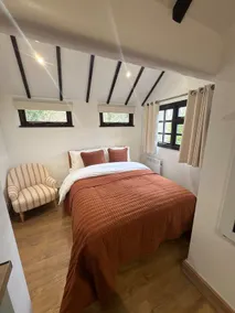 Little Vine Cottage in the grounds of Leeds Castle - Image 2