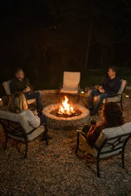 British Pub Apt, Hot Tub, Firepit, Sleep 7 Near LU - Image 2