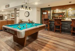 British Pub Apt, Hot Tub, Firepit, Sleep 7 Near LU - Image 4