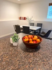Peaceful two bedroom close to beach and downtown - Image 5