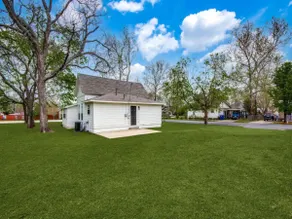 Cozy Downtown 3BR Retreat near Lake Ray Roberts - Image 5