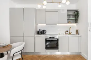 Elegant Coastal Apartment Walk to Beach & Town - Image 3