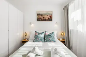 Elegant Coastal Apartment Walk to Beach & Town - Image 2