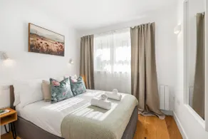 Elegant Coastal Apartment Walk to Beach & Town - Image 5