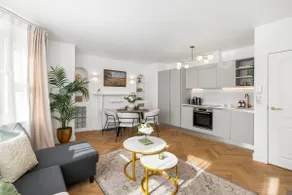Elegant Coastal Apartment Walk to Beach & Town - Image 4