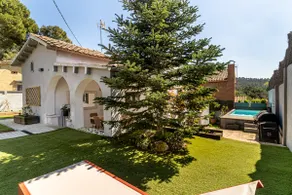 Le Petit Villa, with pool and barbecue - Image 2