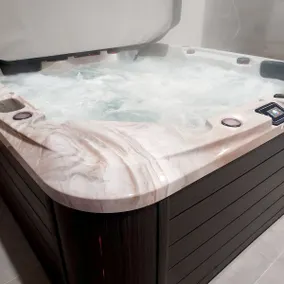 Lakeside home with Jacuzzi and sauna - Image 4