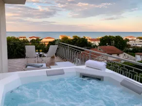 Mini spa pool on a terrace overlooking the sea in Numana - Image 2