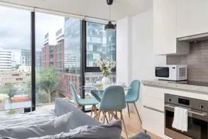 Chic City Oasis with Cafes & Bars at your Doorstep - Image 3