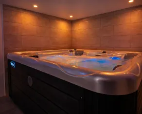 Le Bain des Violettes • Large private hot tub - Image 4