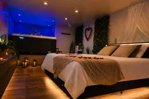 Le Bain des Violettes • Large private hot tub - Image 2