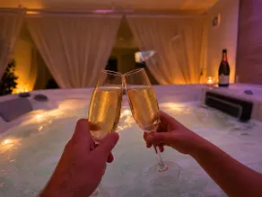 Le Bain des Violettes • Large private hot tub - Image 3