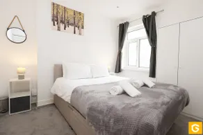 Spacious 3-Bed Contractor Base Sleeps 6 Free Parking Cardiff City - Image 2