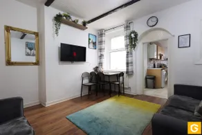 Spacious 3-Bed Contractor Base Sleeps 6 Free Parking Cardiff City - Image 5
