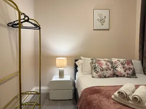 Stylish New Flat - 2 mins walk to Elizabeth Line - Image 3