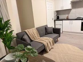 Stylish New Flat - 2 mins walk to Elizabeth Line - Image 4