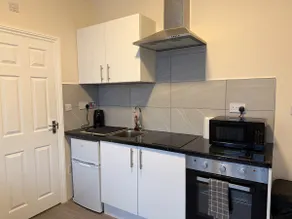 Stylish New Flat - 2 mins walk to Elizabeth Line - Image 5