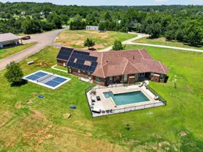 Pool, Pickleball, turf field, bat cage Sleeps 14 - Image 3